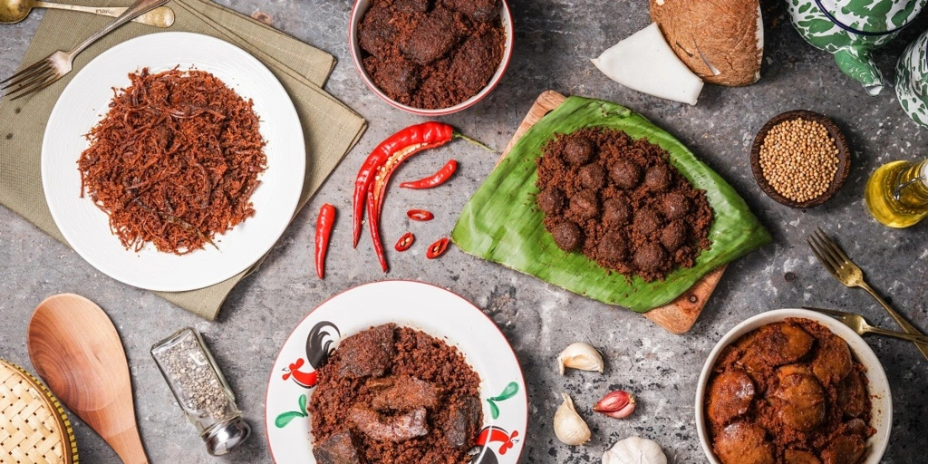 Aneka hidangan rendang khas Minang tersaji bersama rempah